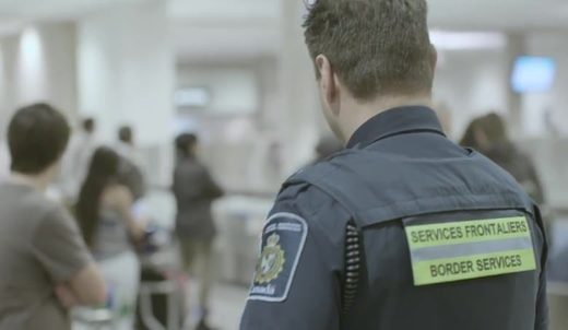 她被扒光衣服全裸搜身!_加拿大边境服务局（CBSA）2年遭800次投诉