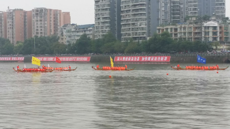 新津：龙舟竞渡迎端午_数万市民冒雨看