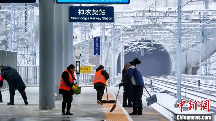 春运客流高峰迎来降雪 武铁积极应对保畅通